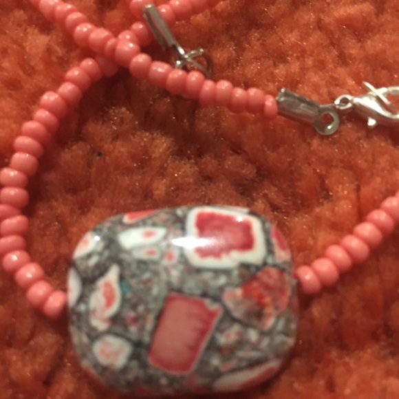 Necklace in pink/salmon and grey/pink stone - Picture 5 of 7